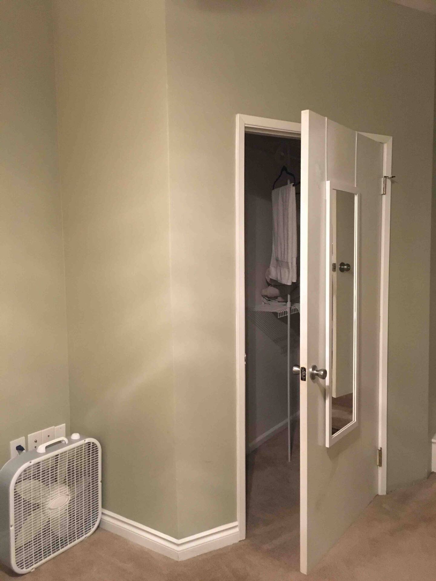 Kennydale Room 5 (Spacious Guest Room w/ TV) — photo 12